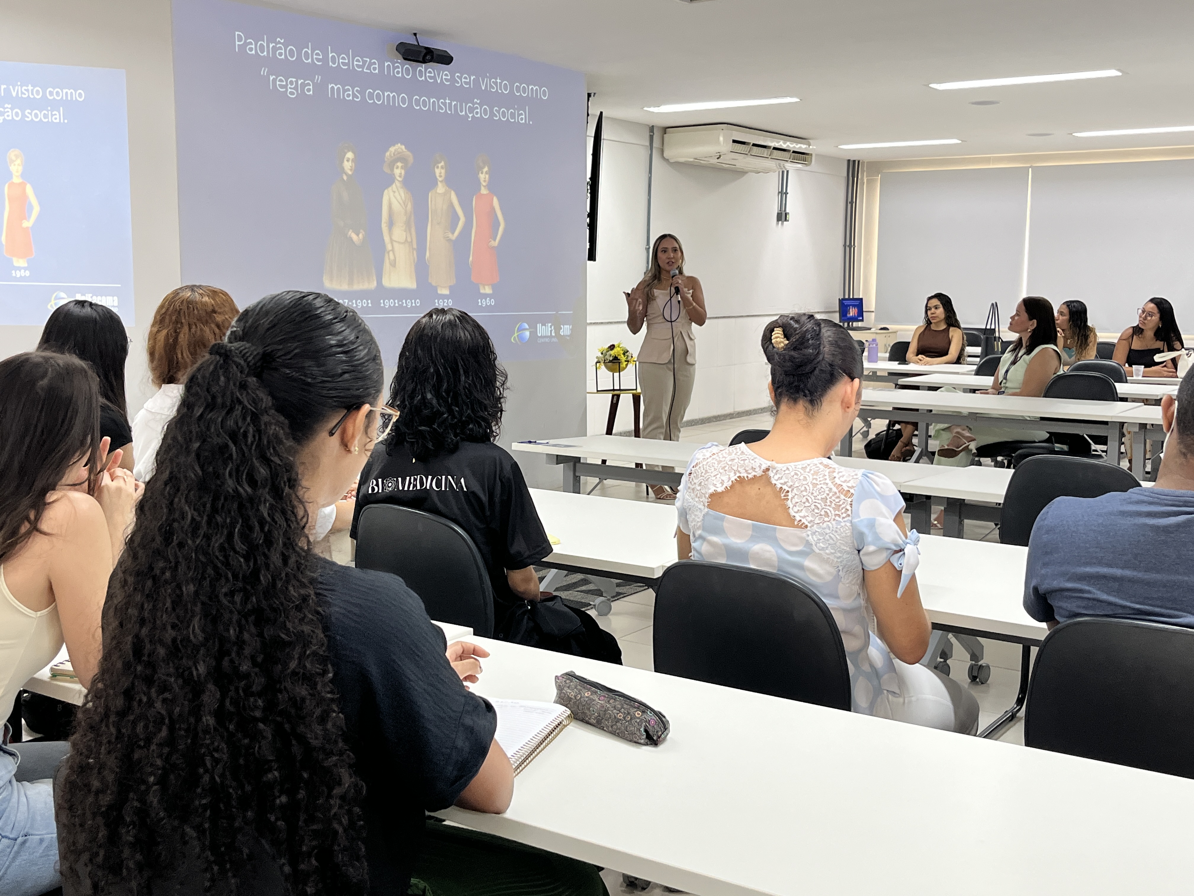 Biomedicina em Foco promoveu discussão sobre inovação, pesquisa e atuação profissional no UniFacema