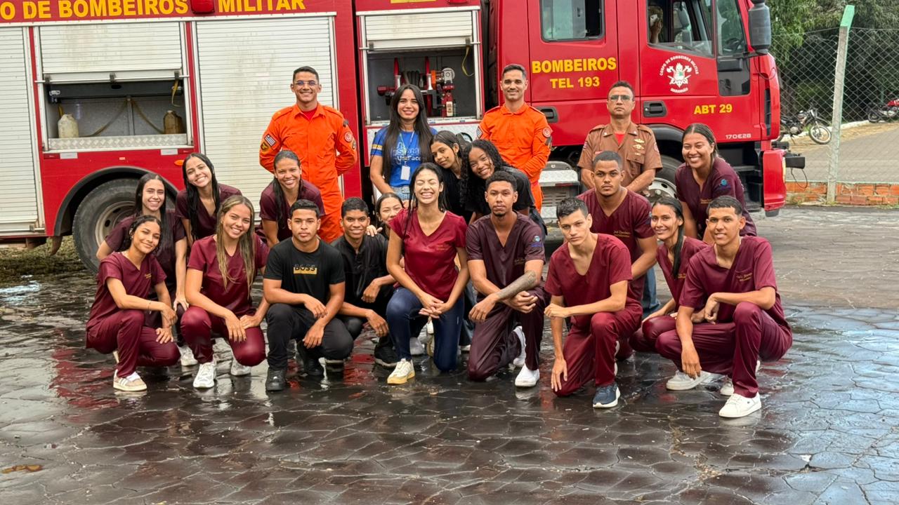 Alunos de Enfermagem e Radiologia do UniFacema participam de treinamento prático no 5º Batalhão de Bombeiros Militar de Caxias